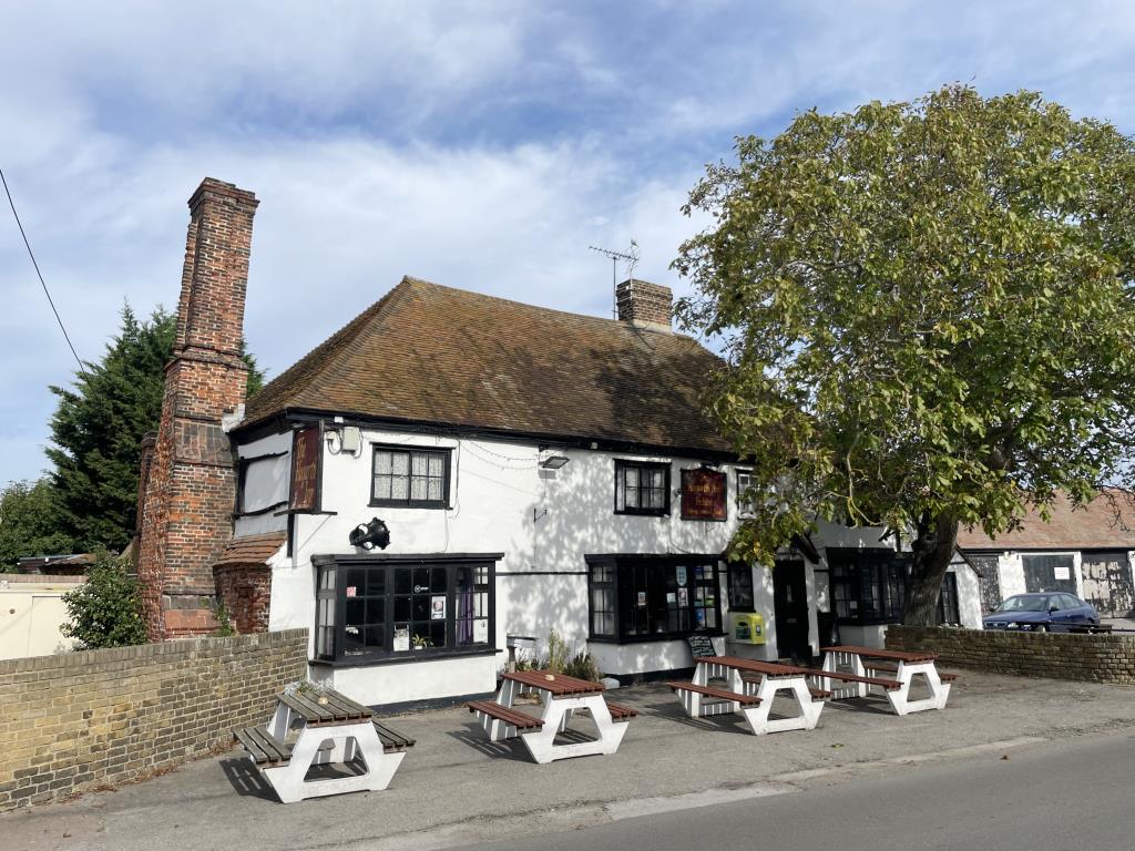 Lot: 29 - PERIOD PUBLIC HOUSE FOR REFURBISHMENT ON THIRD OF AN ACRE WITH DEVELOPMENT POTENTIAL - Pub for refurbishment